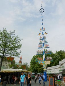 viktualienmarkt-maypole-munich-germany